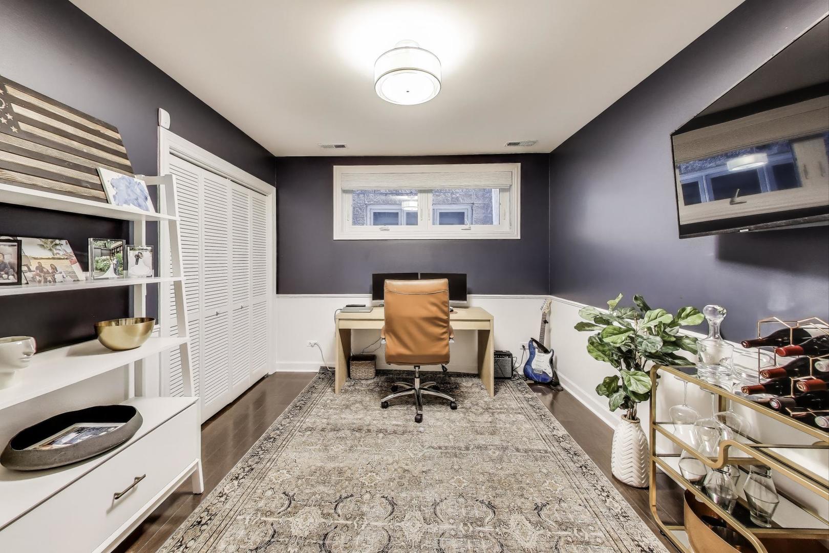 1533 North Cleveland Avenue, Unit 1S Chicago, IL 60610 - Photo 29 of 36 a workspace with furniture