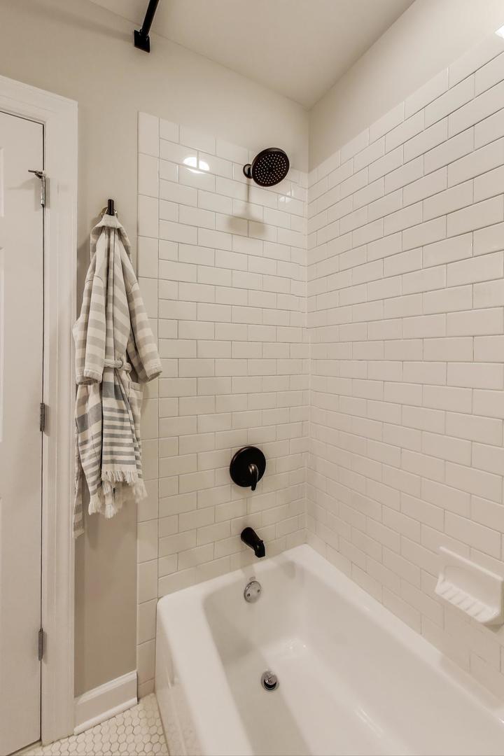 1533 North Cleveland Avenue, Unit 1S Chicago, IL 60610 - Photo 33 of 36 a bathroom with a tub