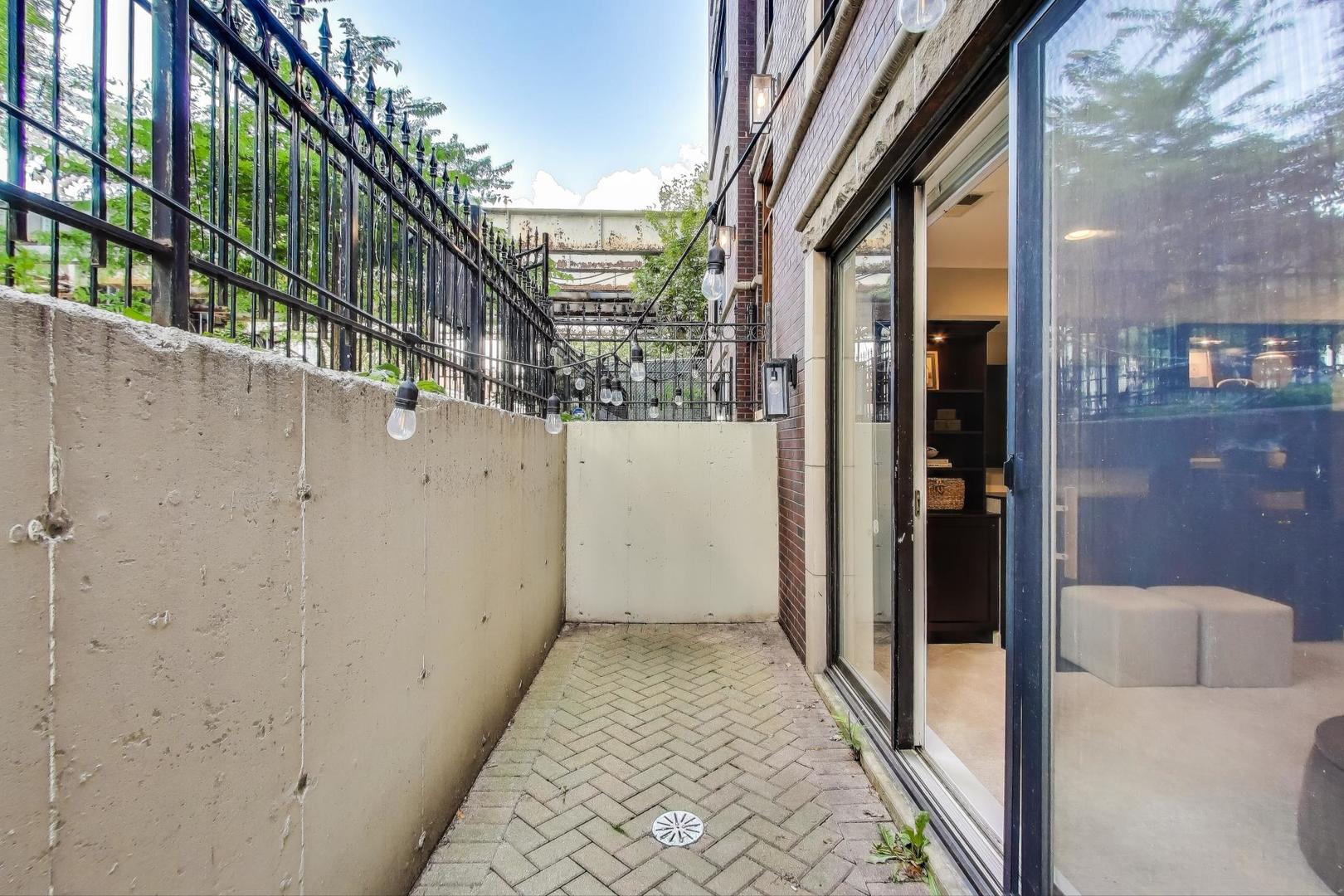 1533 North Cleveland Avenue, Unit 1S Chicago, IL 60610 - Photo 34 of 36 a view of a balcony