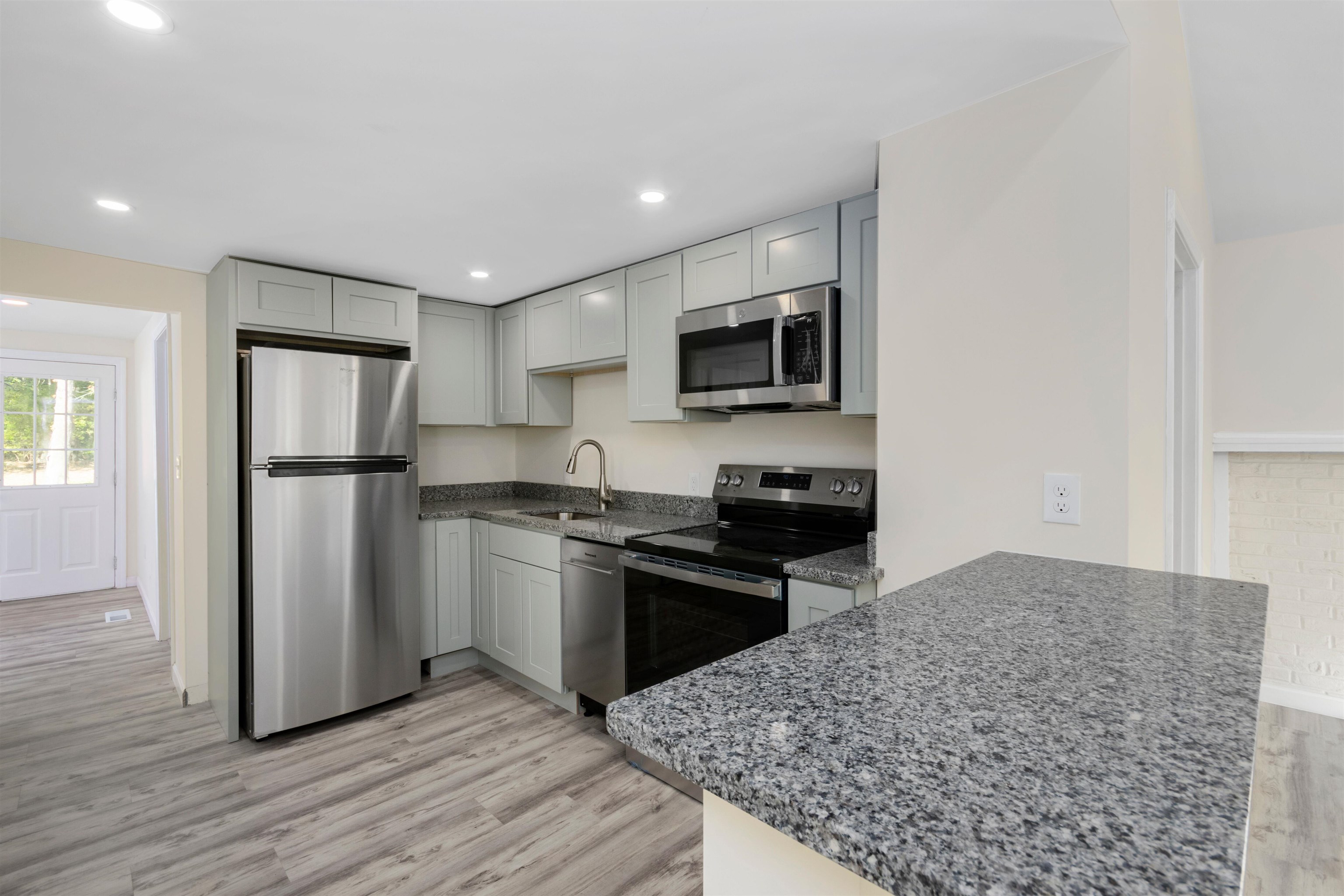 81 North Main Street Salem, NH 03079 - Photo 5 of 28