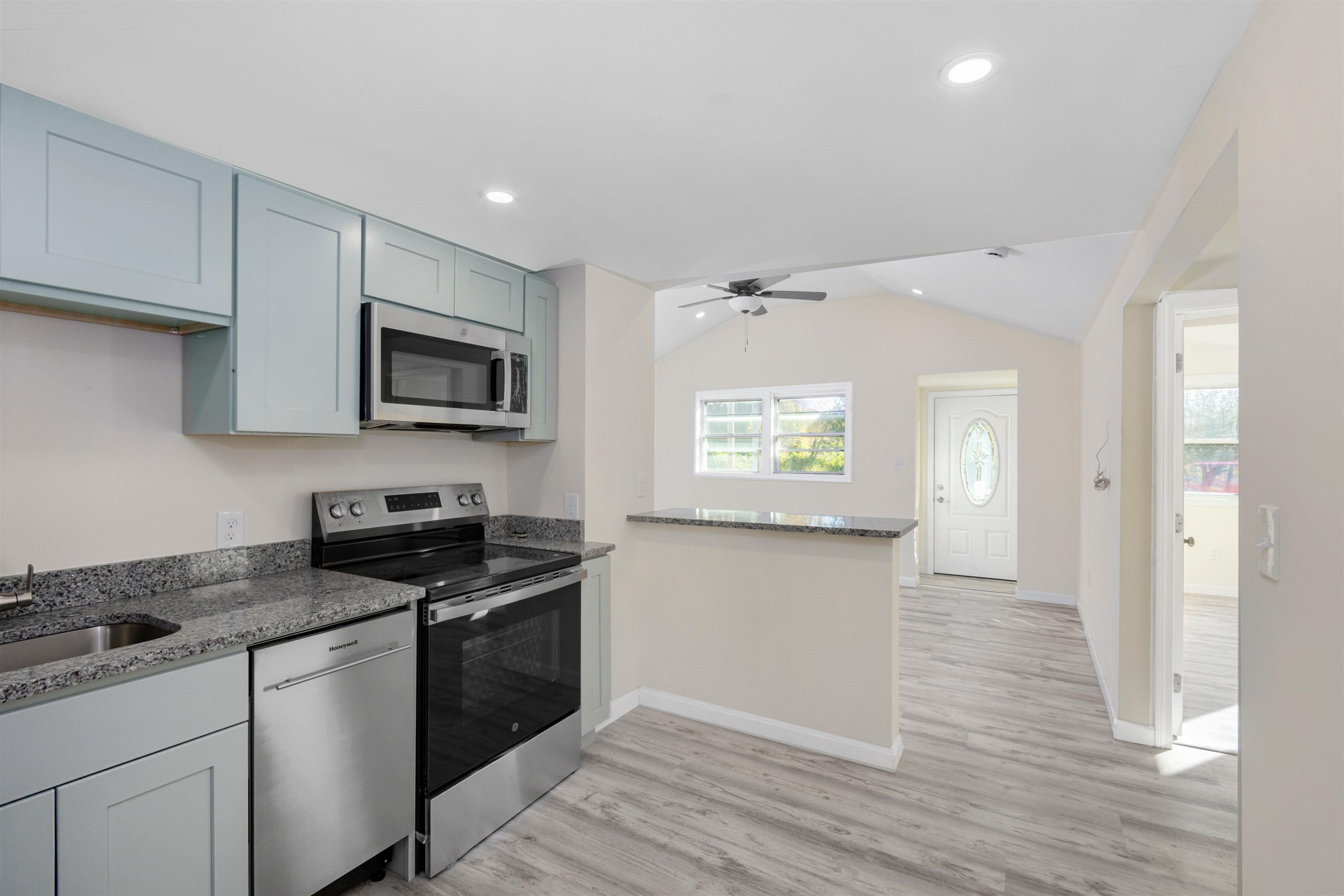 81 North Main Street Salem, NH 03079 - Photo 6 of 28