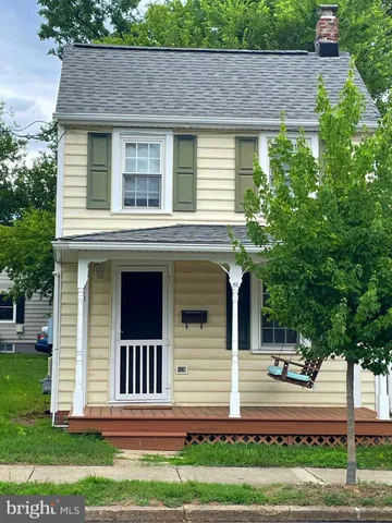 a view of front of house with a yard