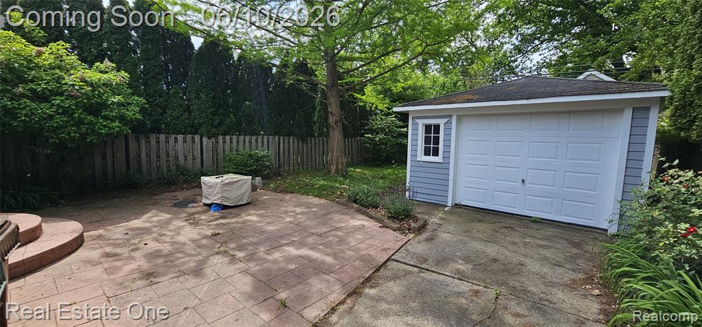 2073 Roslyn Road Grosse Pointe Woods, MI 48236 - Photo 2 of 10