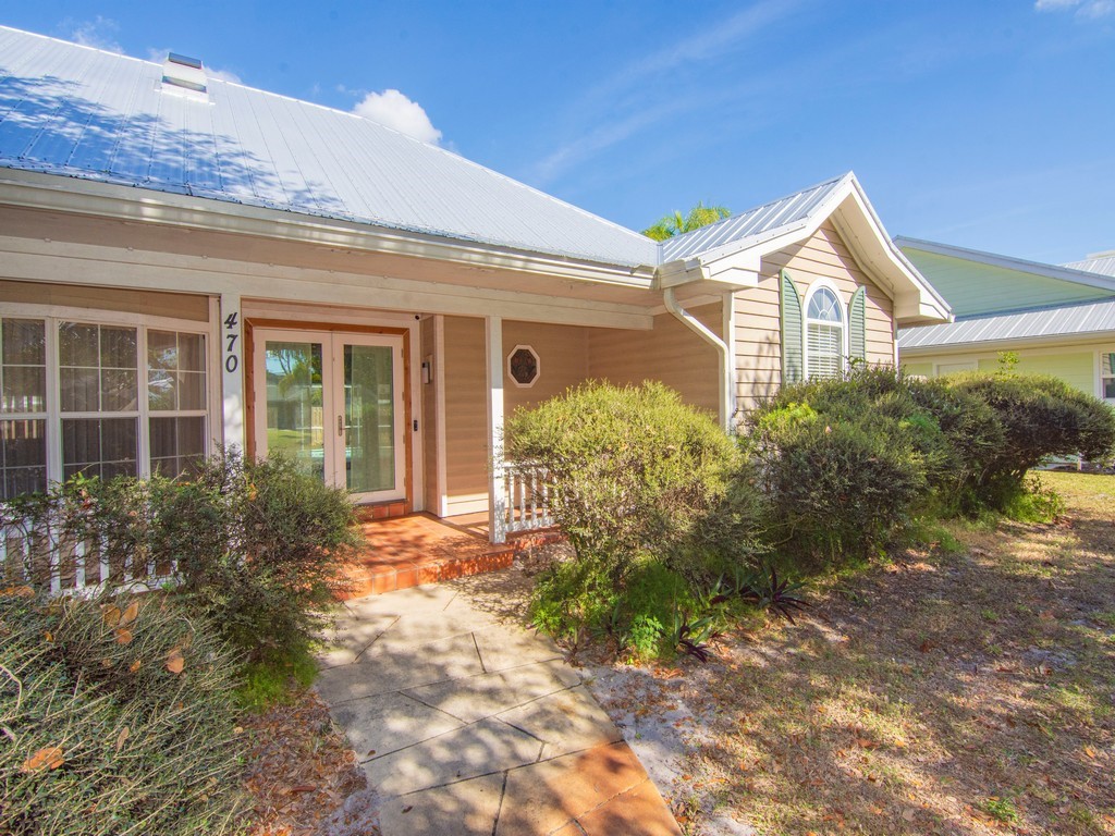 470 10th Place Southwest Vero Beach, FL 32962 - Photo 2 of 36 a front view of a house with garden