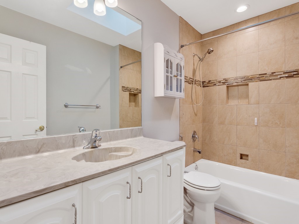 470 10th Place Southwest Vero Beach, FL 32962 - Photo 22 of 36 a bathroom with a sink a toilet and shower