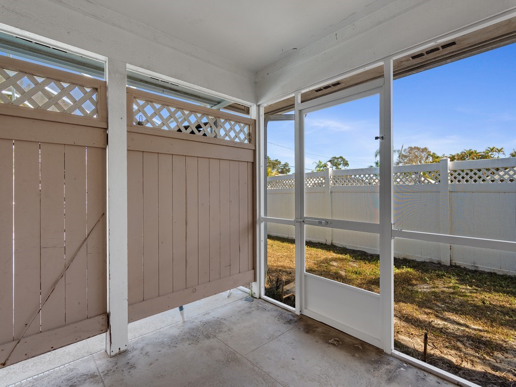470 10th Place Southwest Vero Beach, FL 32962 - Photo 27 of 36 a view of a room with window