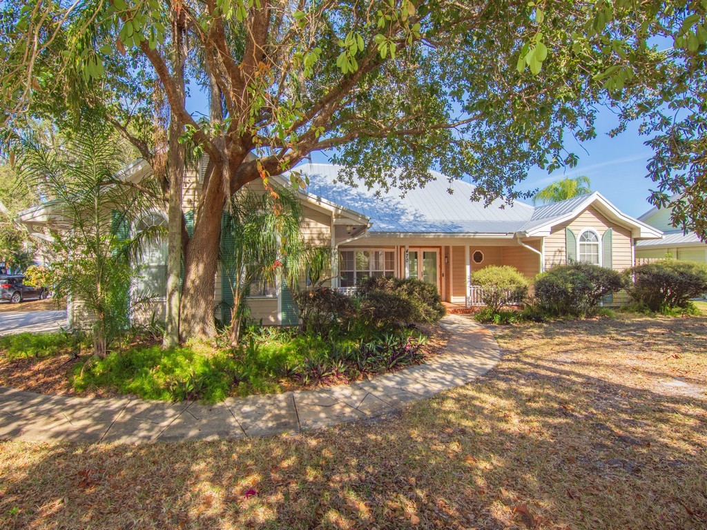 470 10th Place Southwest Vero Beach, FL 32962 - Photo 35 of 36 a front view of a house with garden