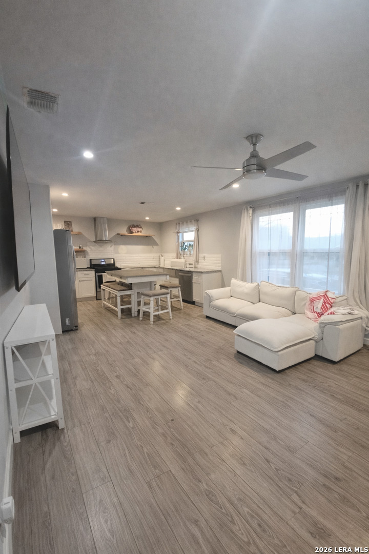 640 Ave J Poteet, TX 78065 - Photo 3 of 9