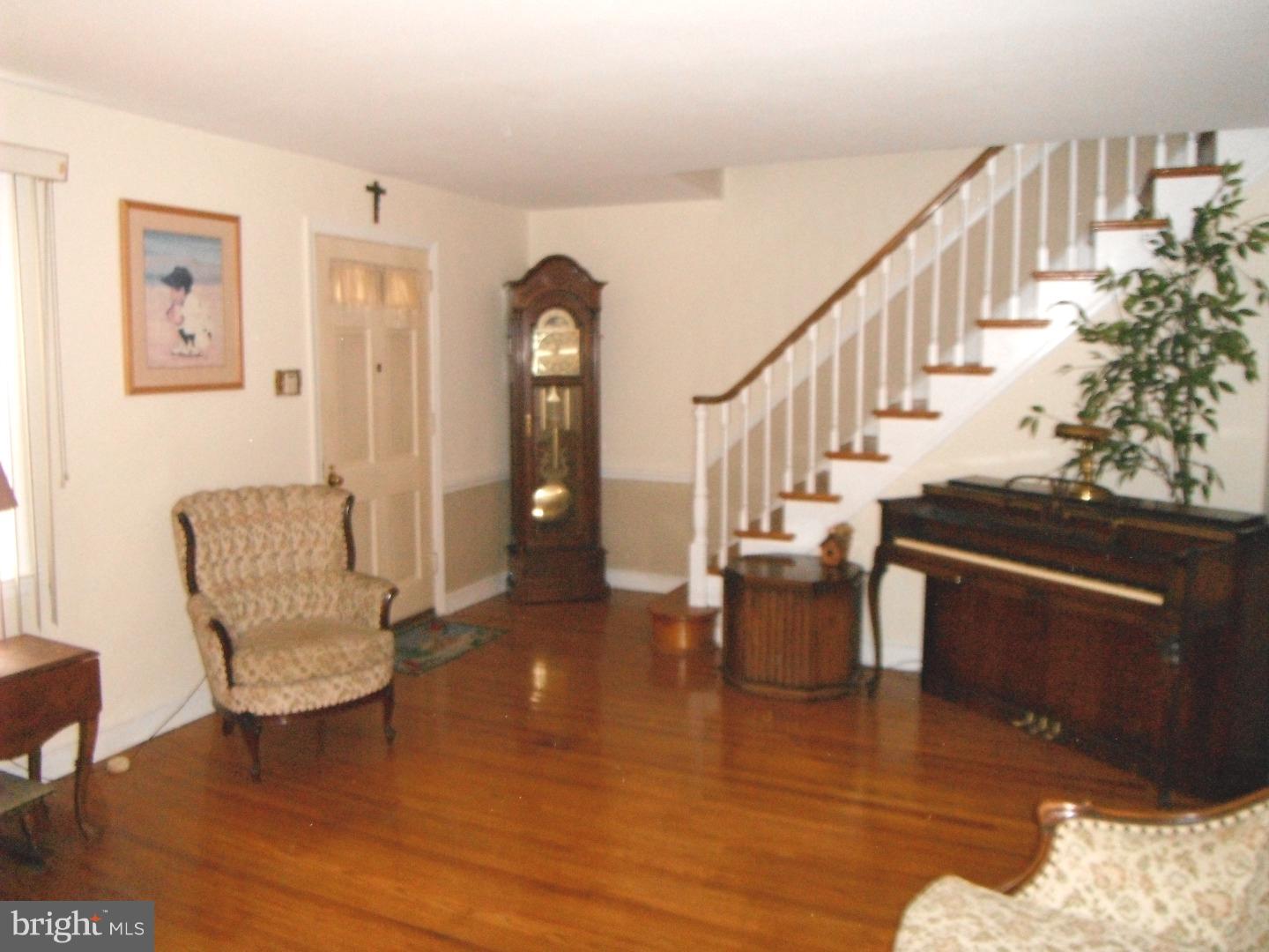 7638 Waters Road Cheltenham, PA 19012 - Photo 4 of 22 Living Room