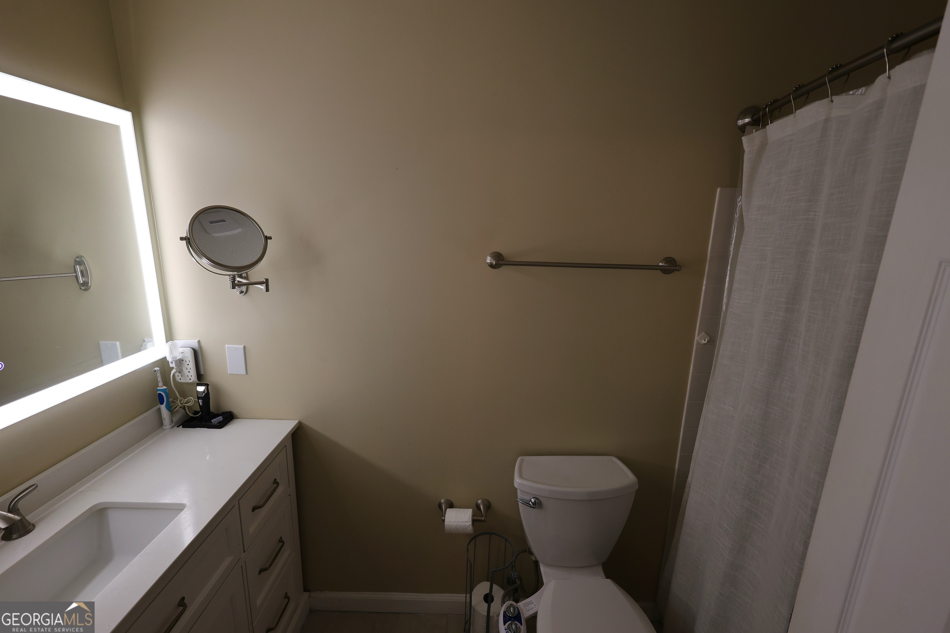 950 Old Jesup Road Brunswick, GA 31520 - Photo 12 of 20 a bathroom with a toilet and a sink