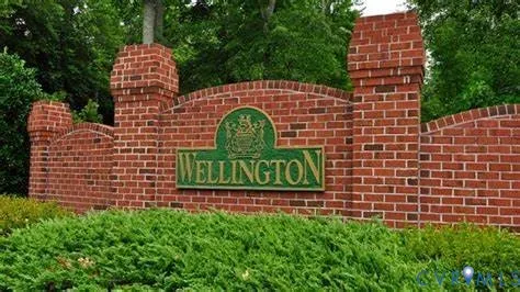 a sign that is sitting on a brick wall