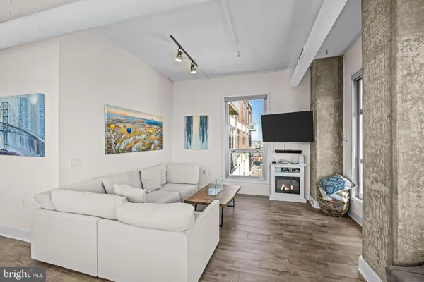 $798,000 | 113 North Bread Street, Unit 3A9, Philadelphia, PA 19106