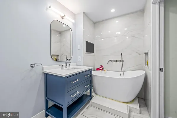 $798,000 | 113 North Bread Street, Unit 3A9, Philadelphia, PA 19106