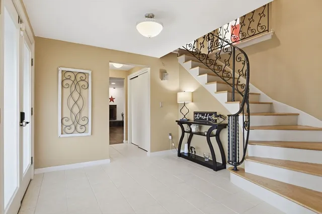 a view of entryway with livingroom