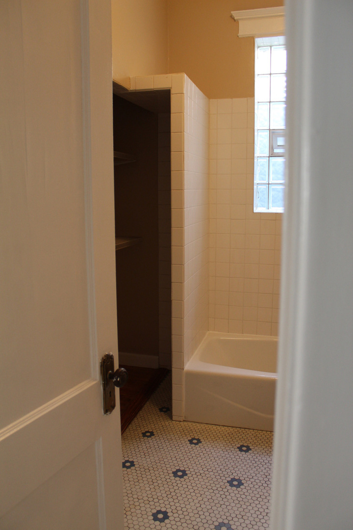 2252 West Cermak Road, Unit 2 Chicago, IL 60608 - Photo 6 of 10 a bathroom with a bathtub