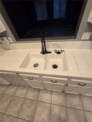 $2,300 | 10005 Calabasas Avenue, Las Vegas, NV 89117