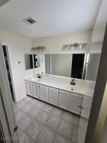 $2,500 | 10005 Calabasas Avenue, Las Vegas, NV 89117