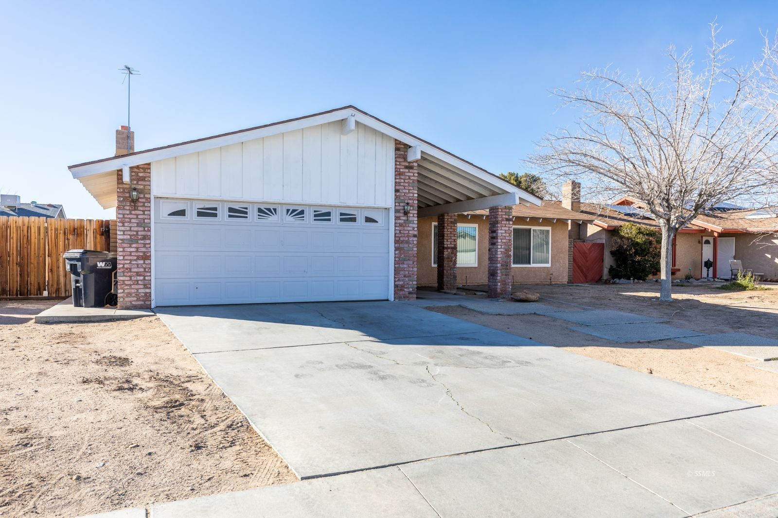 1225 North Erwin Street Ridgecrest, CA 93555 - Photo 4 of 27 a backyard of a house