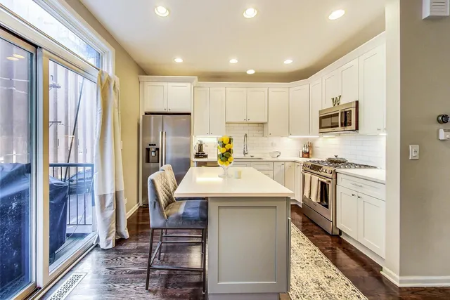 $8,000 | 1351 West Altgeld Street, Unit 4D, Chicago, IL 60614