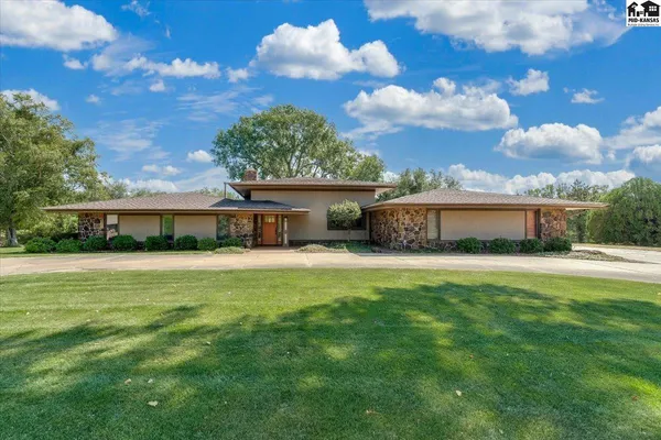 $725,000 | 45 Linksland Drive, Hutchinson, KS 67502