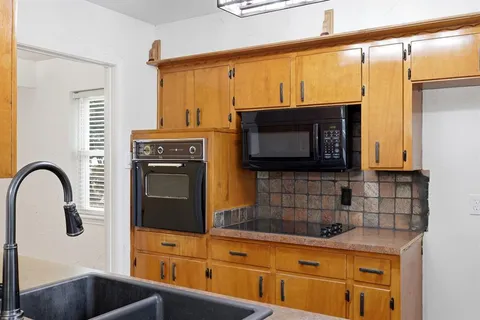 $324,950 | 806 Waggoner Drive, Arlington, TX 76013