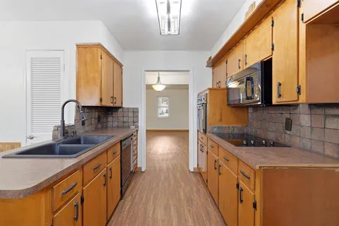 $324,950 | 806 Waggoner Drive, Arlington, TX 76013