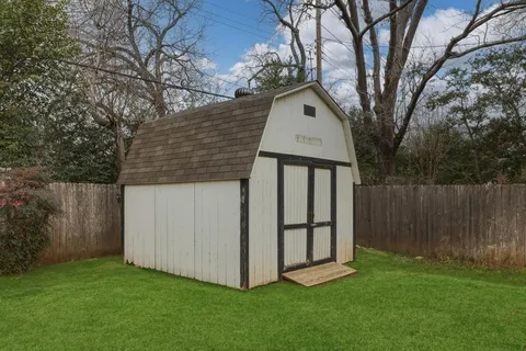 $324,950 | 806 Waggoner Drive, Arlington, TX 76013