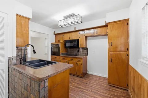 $324,950 | 806 Waggoner Drive, Arlington, TX 76013