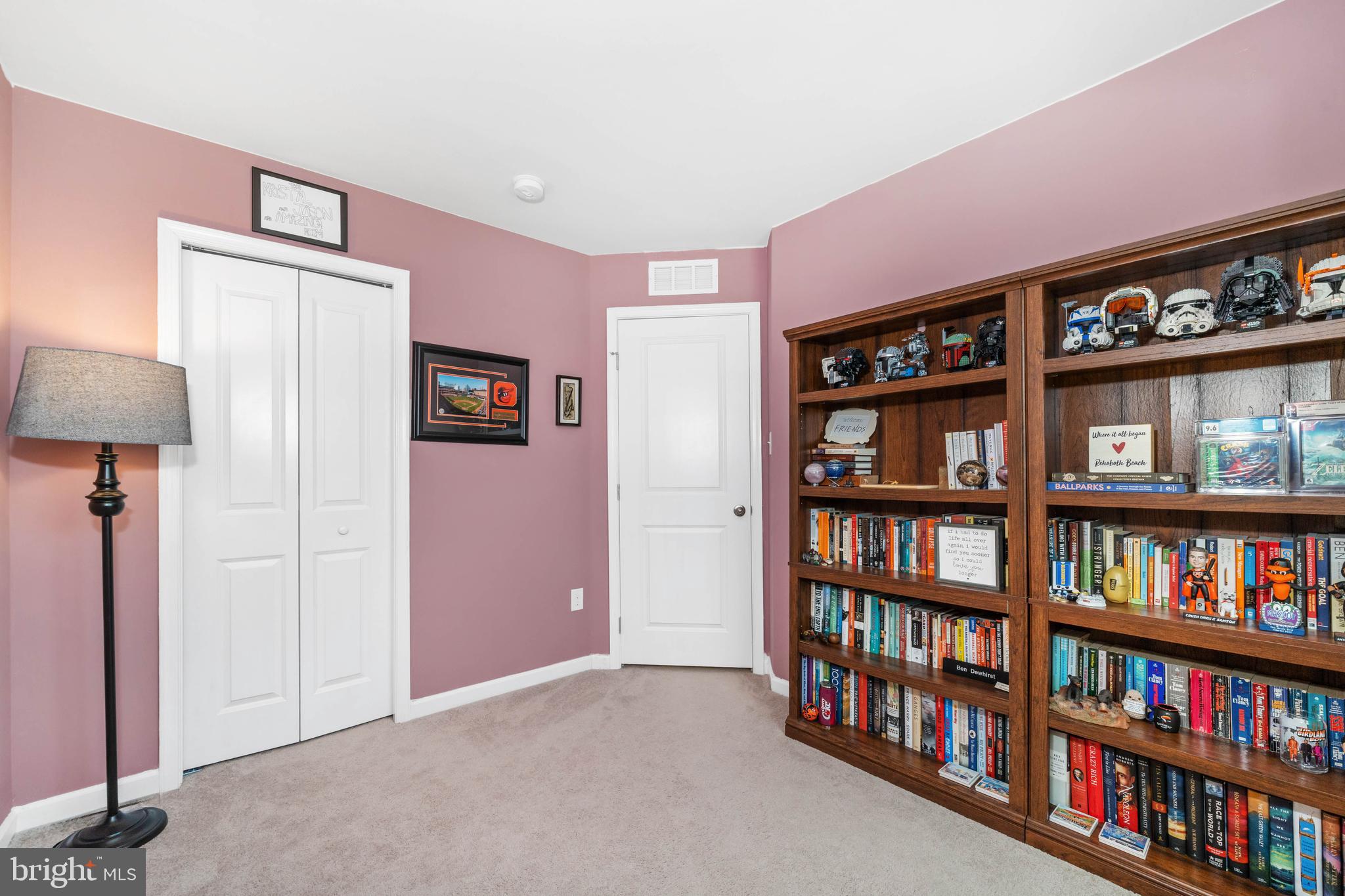 141 Wye Oak Drive Townsend, DE 19734 - Photo 22 of 32 a livingroom with a book shelf with books