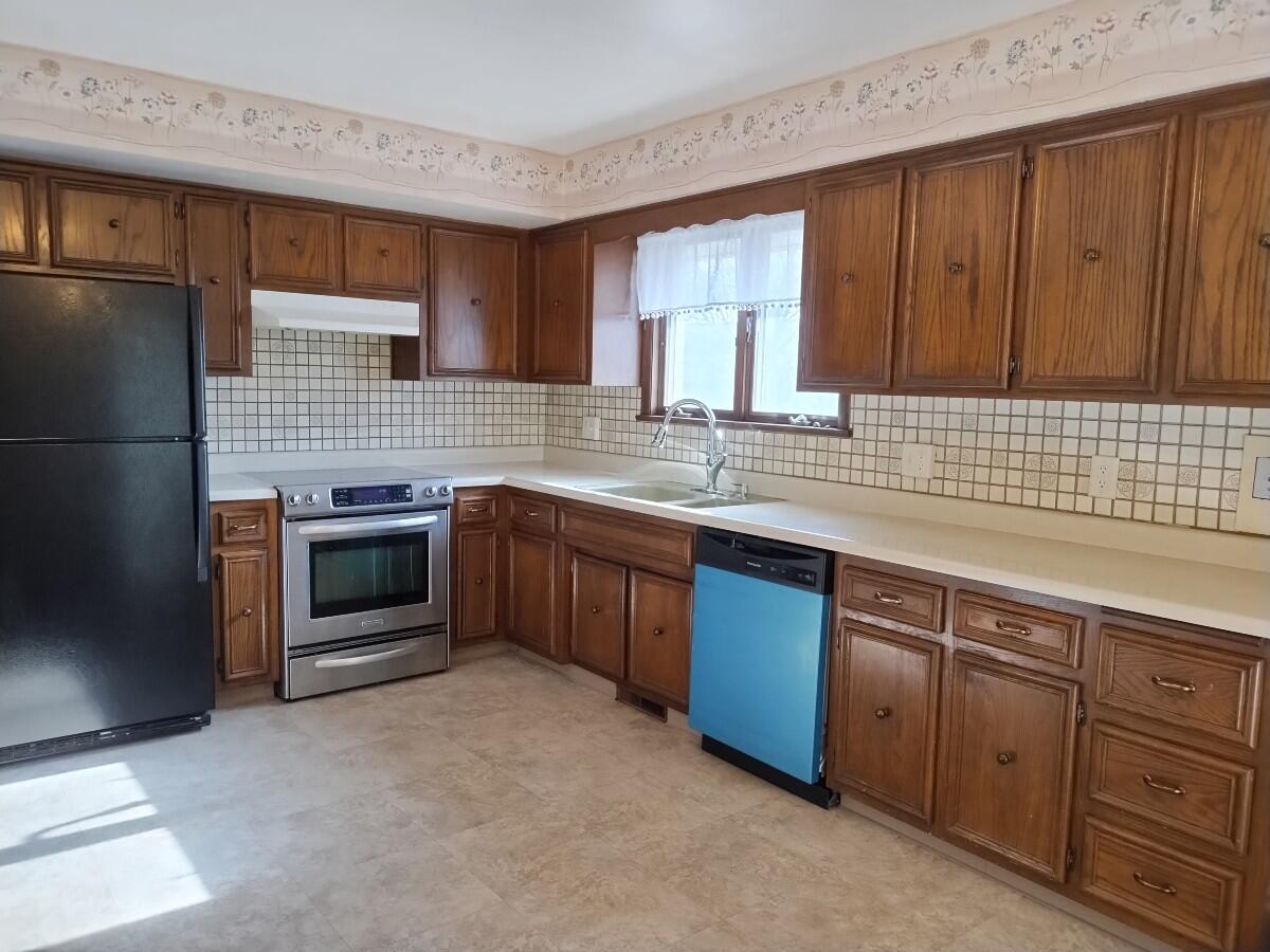 1040 Azalea Drive Munster, IN 46321 - Photo 6 of 16 a kitchen with stainless steel appliances granite countertop a sink stove and refrigerator