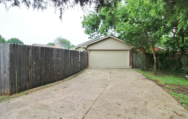$2,095 | 1103 Hemlock Court, DeSoto, TX 75115