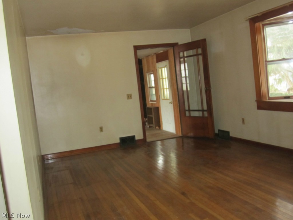 6842 Cleveland Road Ravenna, OH 44266 - Photo 7 of 19 Oak floors.