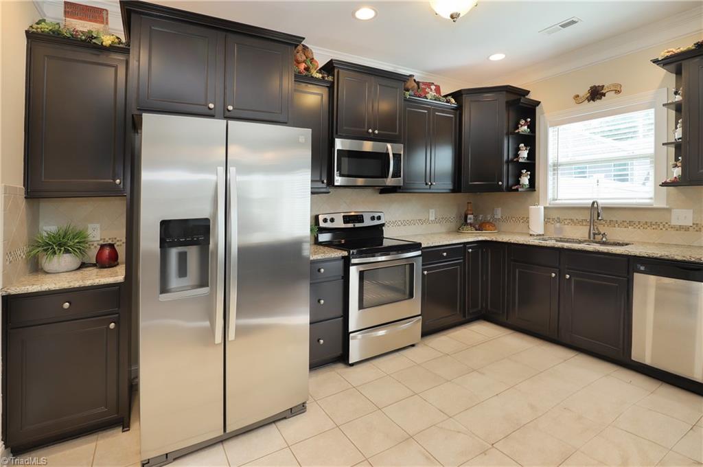 2689 Lamplight Circle High Point, NC 27265 - Photo 14 of 37