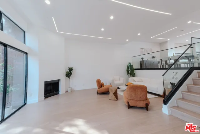 $1,499,000 | 4622 Glencoe Avenue, Unit 4, Marina del Rey, CA 90292