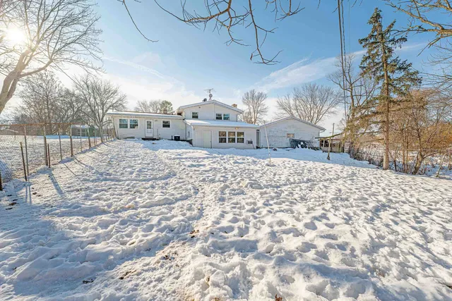 $400,000 | 1734 Oakview Drive, Stoughton, WI 53589