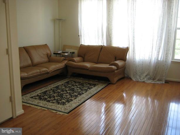 118 Penwick Circle Frederick, MD 21702 - Photo 5 of 7 Living Room