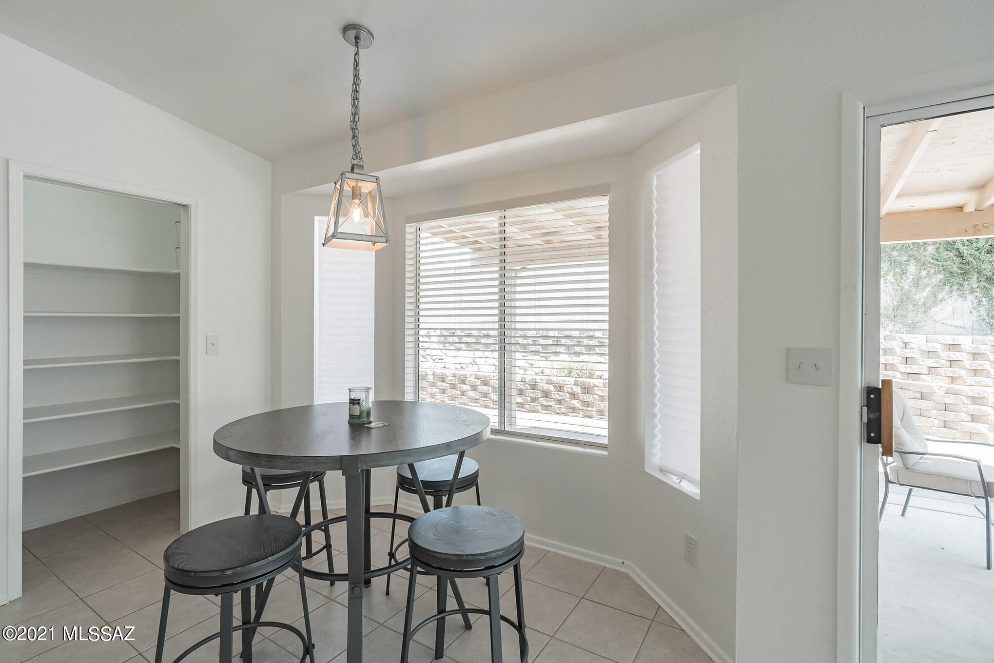 9671 East Azuma Way Tucson, AZ 85747 - Photo 9 of 31 a dining room with furniture and window