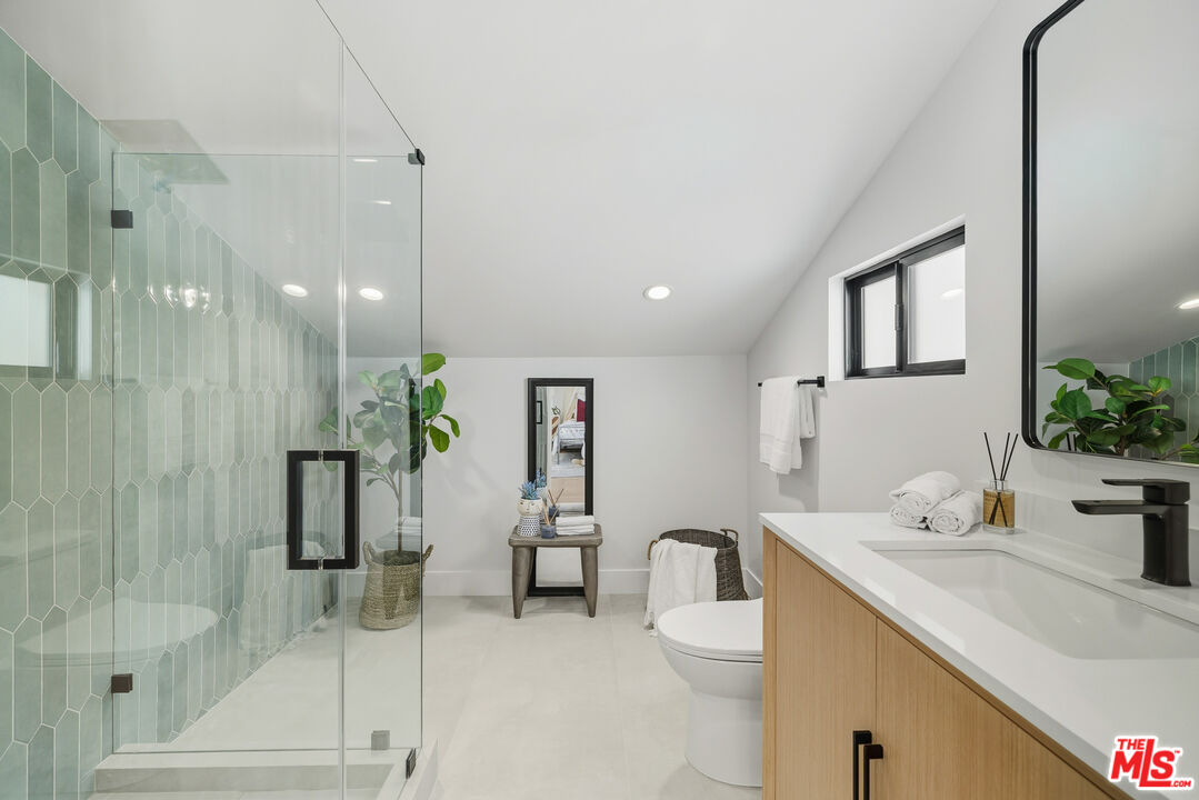 5032 Bluebell Avenue Valley Village, CA 91607 - Photo 12 of 75