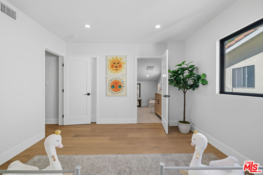 5032 Bluebell Avenue Valley Village, CA 91607 - Photo 21 of 75