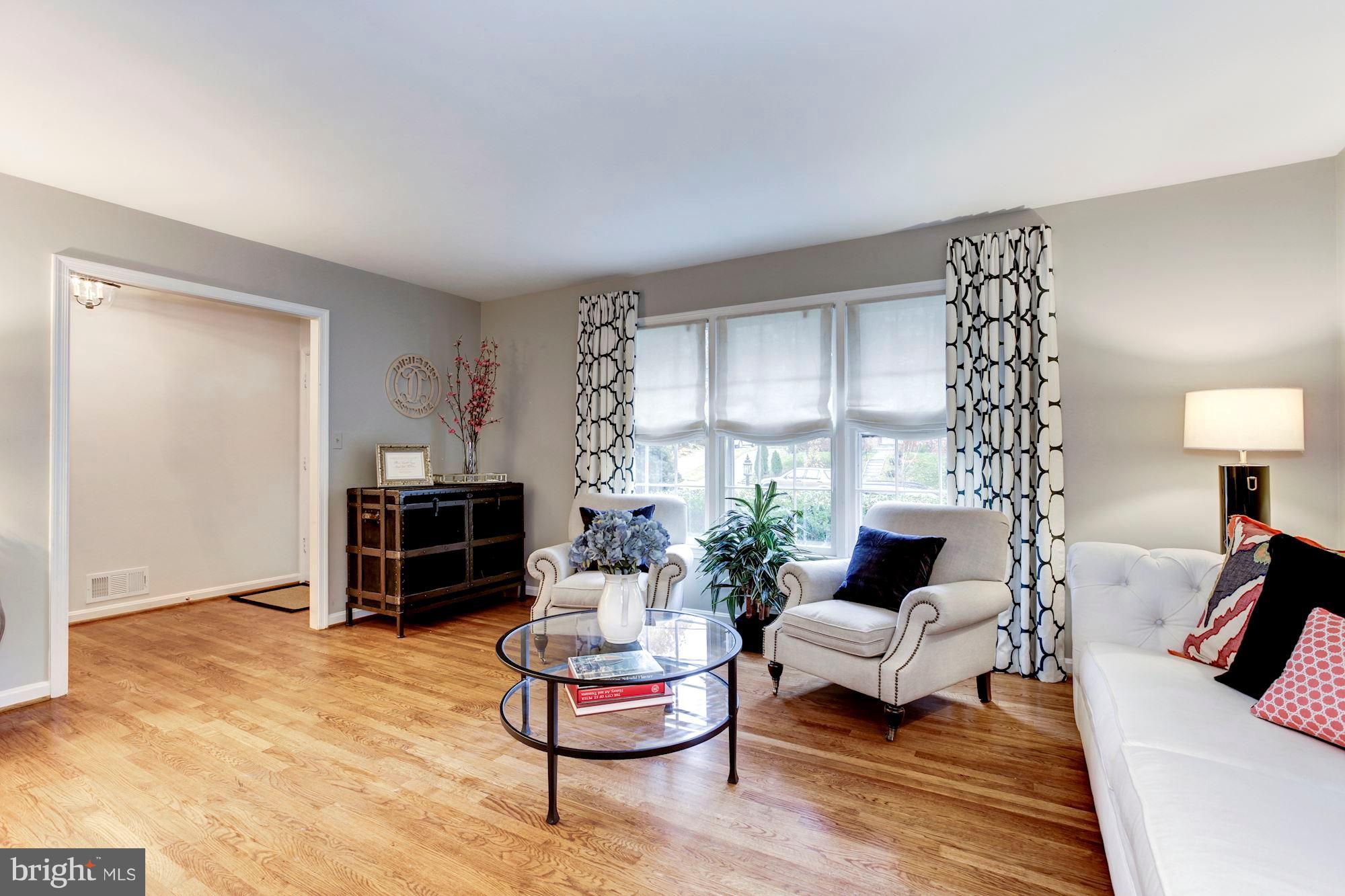 8102 Postoak Road Potomac, MD 20854 - Photo 4 of 29 Living Room