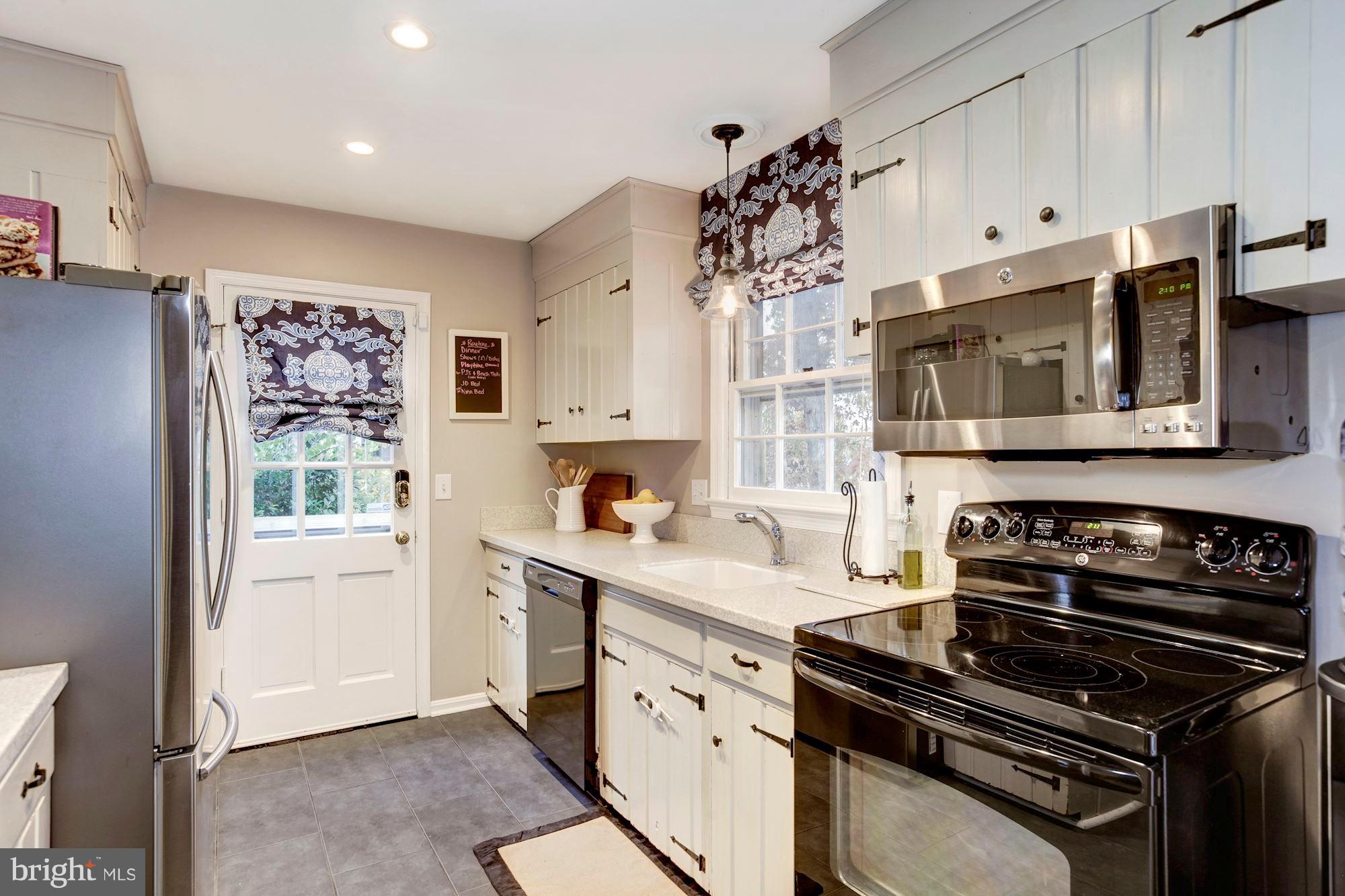 8102 Postoak Road Potomac, MD 20854 - Photo 8 of 29 Updated Kitchen