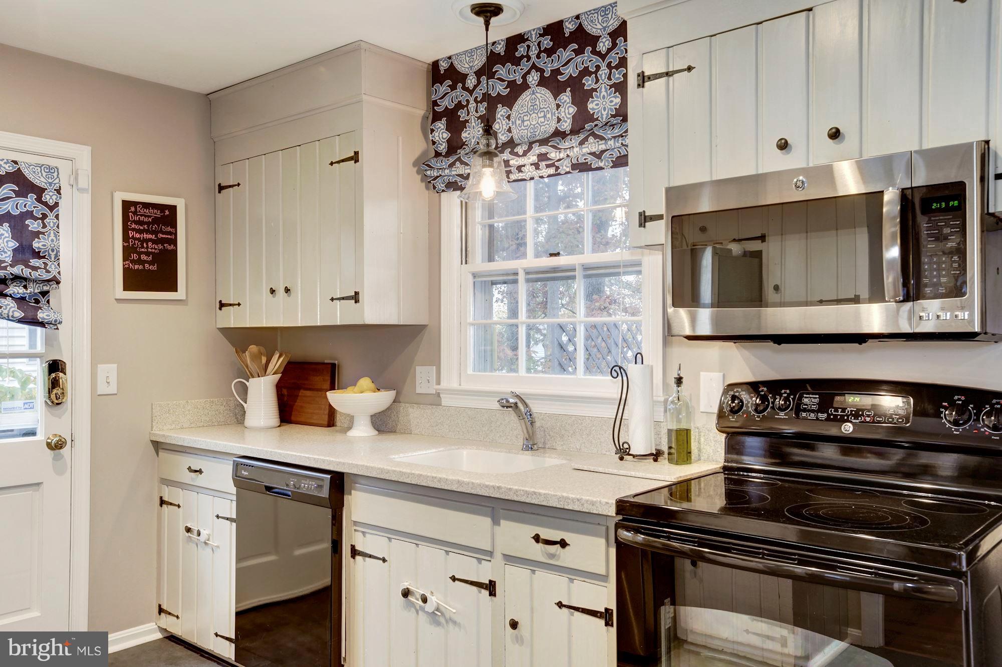 8102 Postoak Road Potomac, MD 20854 - Photo 9 of 29 Updated Kitchen
