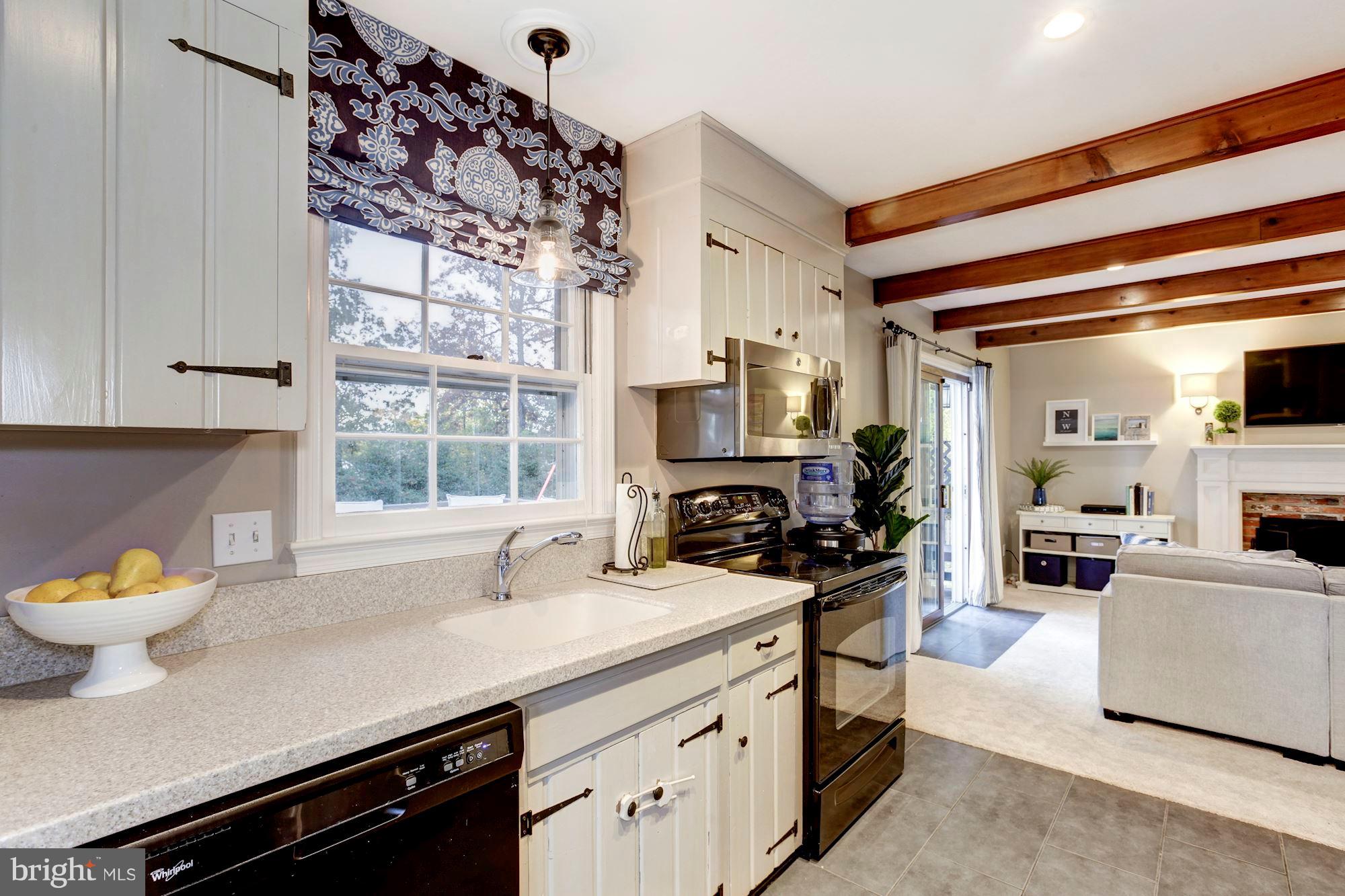 8102 Postoak Road Potomac, MD 20854 - Photo 10 of 29 Updated Kitchen