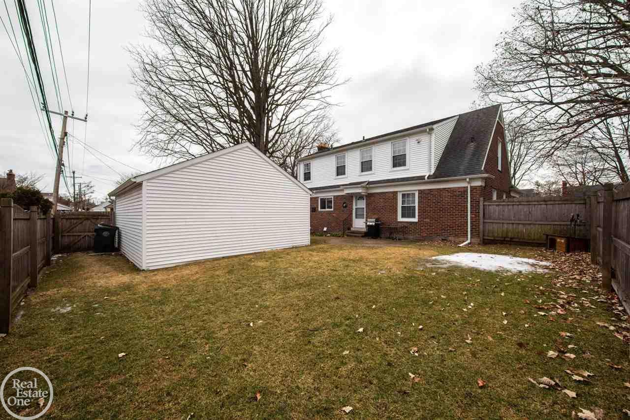 1560 Torrey Road Grosse Pointe, MI 48236 - Photo 31 of 35 50066940-30.JPG