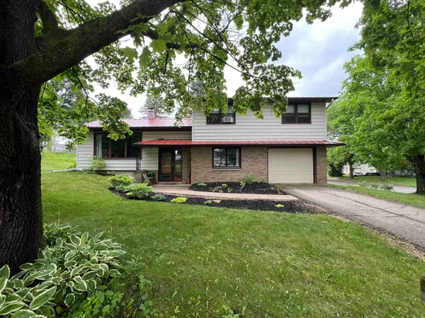 $300,000 | 323 Pine Street, Viroqua, WI 54665