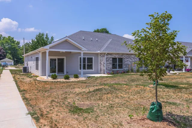 a view of a house with a yard