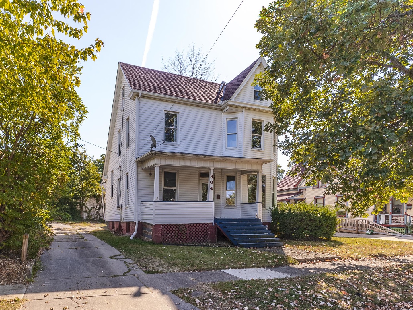 904 South Madison Street Bloomington, IL 61701 - Photo 1 of 46 a front view of a house with garden