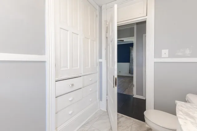 a bathroom with a toilet
