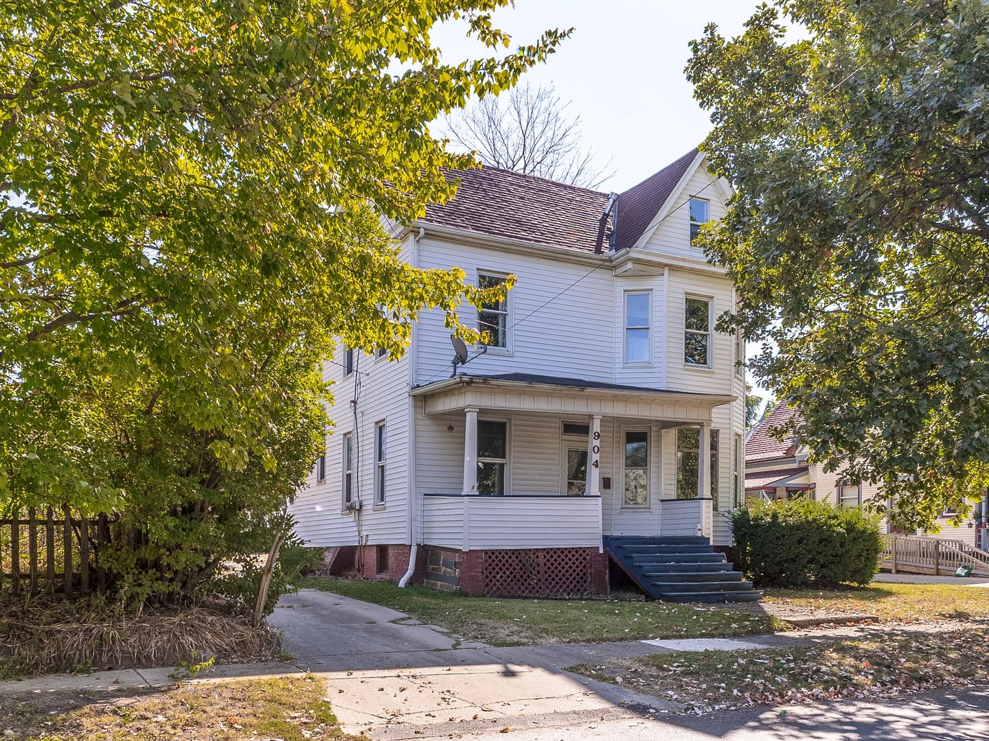 904 South Madison Street Bloomington, IL 61701 - Photo 2 of 46 front view of a house with a yard