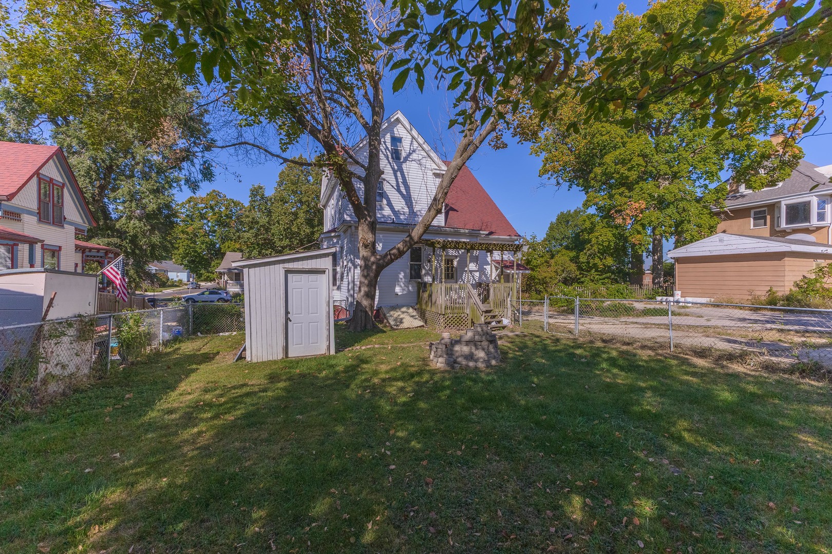 904 South Madison Street Bloomington, IL 61701 - Photo 42 of 46 a backyard of a house with plants and large tree